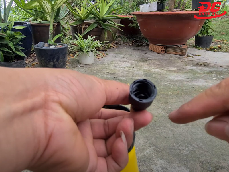 Mở đầu vòi xịt của bình xịt ra