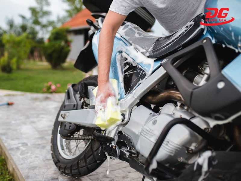 Chú ý đến các vị trí bánh xe, gầm xe khi rửa xe máy tại nhà