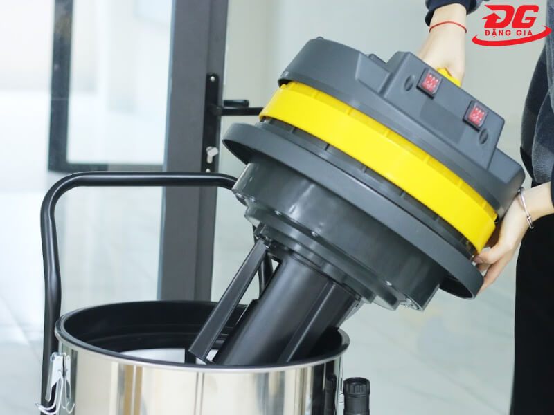 sử dụng máy hút bụi công nghiệp công suất lớn