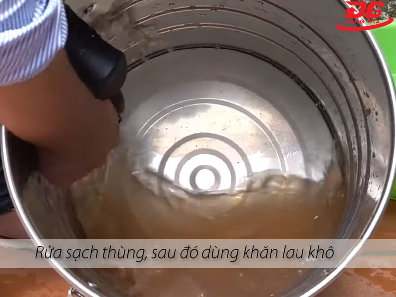 làm sạch thùng chứa