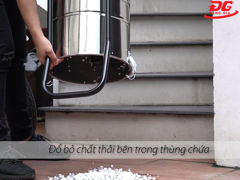 vệ sinh thùng chứa máy hút bụi