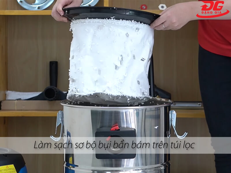 vệ sinh túi lọc máy hút bụi