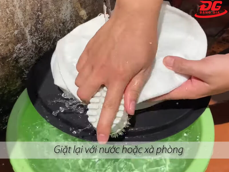 vệ sinh túi lọc bụi máy hút bụi