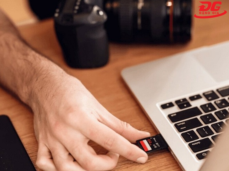 Cắm trực tiếp thẻ nhớ vào máy tính