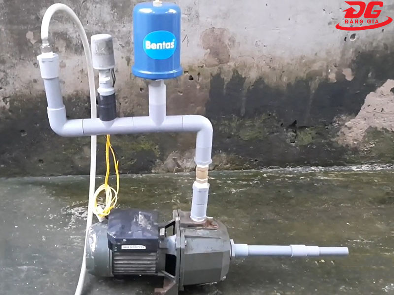 Chế máy bơm thành máy rửa xe