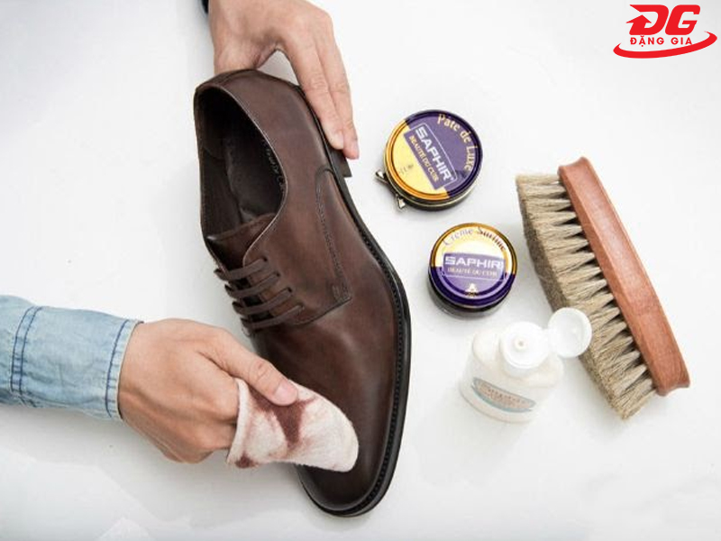 Cách phục hồi giày da bị nhăn, tróc, nứt, xước bằng cách đánh lại xi