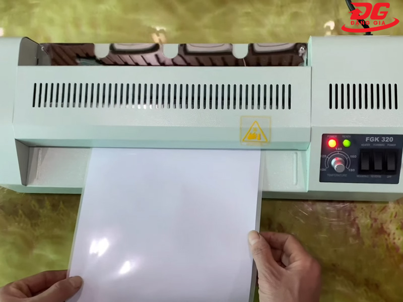 Đưa tài liệu vào máy ép Laminator 
