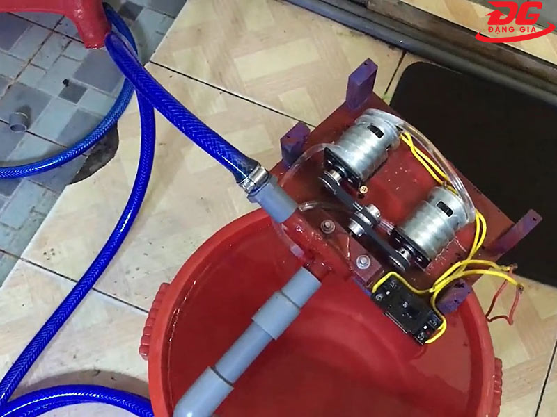 Máy rửa xe tự chế có công suất nhỏ, phù hợp với những ai cần thiết bị để rửa xe hoặc làm sạch cơ bản trong gia đình