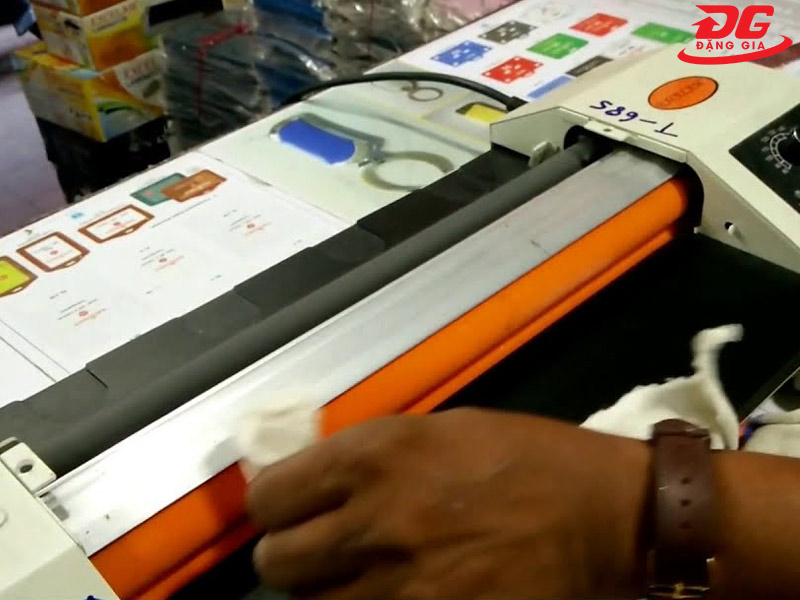 Thực hiện vệ sinh, bảo dưỡng máy ép plastic Laminator thường xuyên
