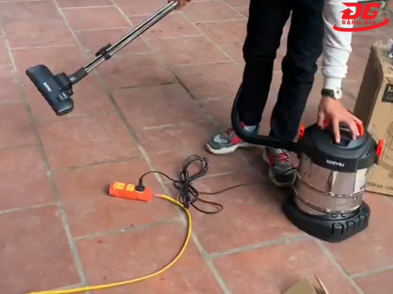máy hút bụi Yili 12L