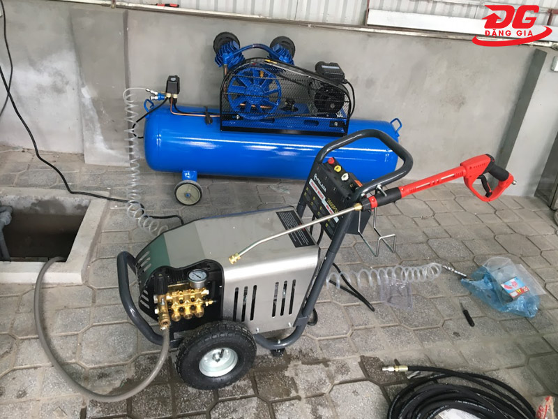 Máy rửa xe và máy nén khí là thiết bị không thể thiếu trong tiệm rửa xe
