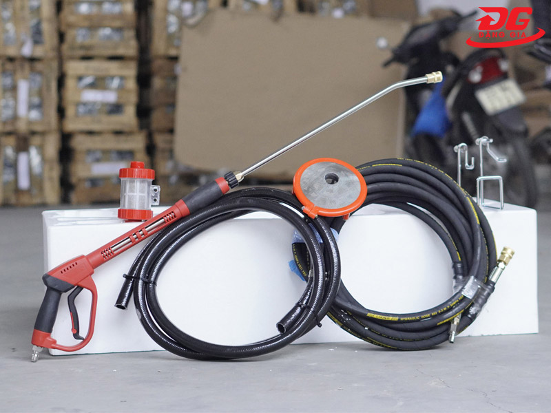 Máy rửa xe 3000W được trang bị bộ phụ kiện đi kèm đa chức năng