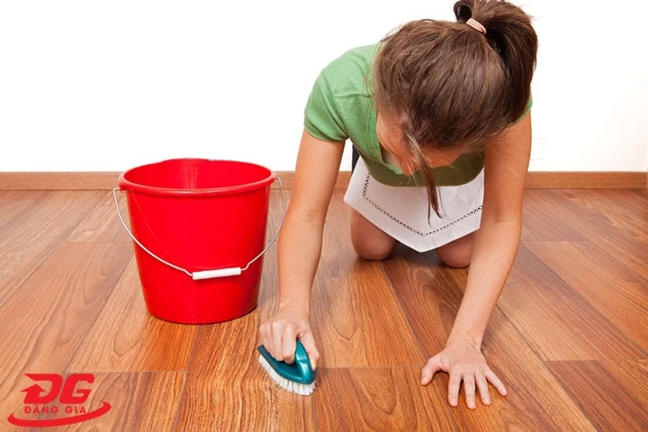 tẩy vết xi măng trên nền gạch bằng bàn chải