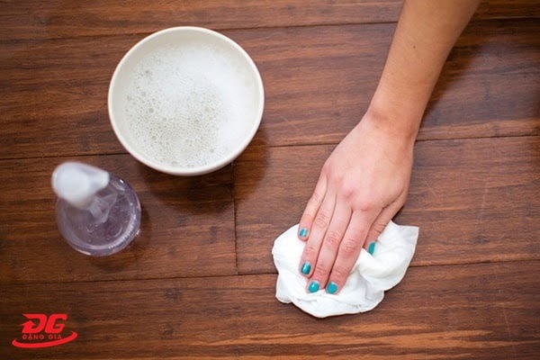 đánh bóng sàn gỗ bằng cồn và giấm