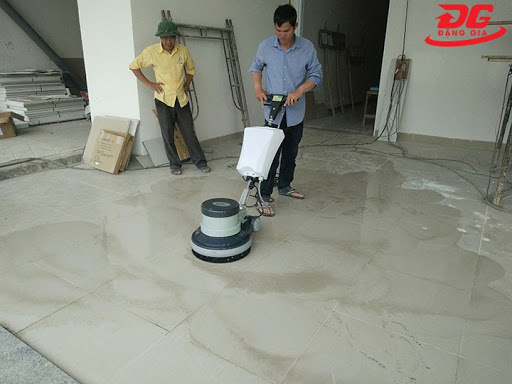 máy chà sàn tẩy xi măng trên nền gạch