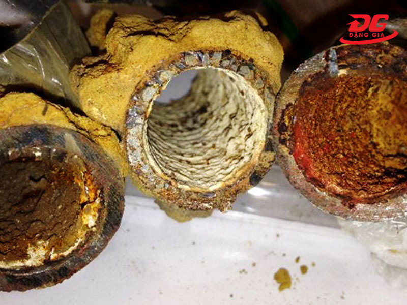 Lười vệ sinh khiến cặn bẩn, khoáng chất tích tụ dày trong đường ống