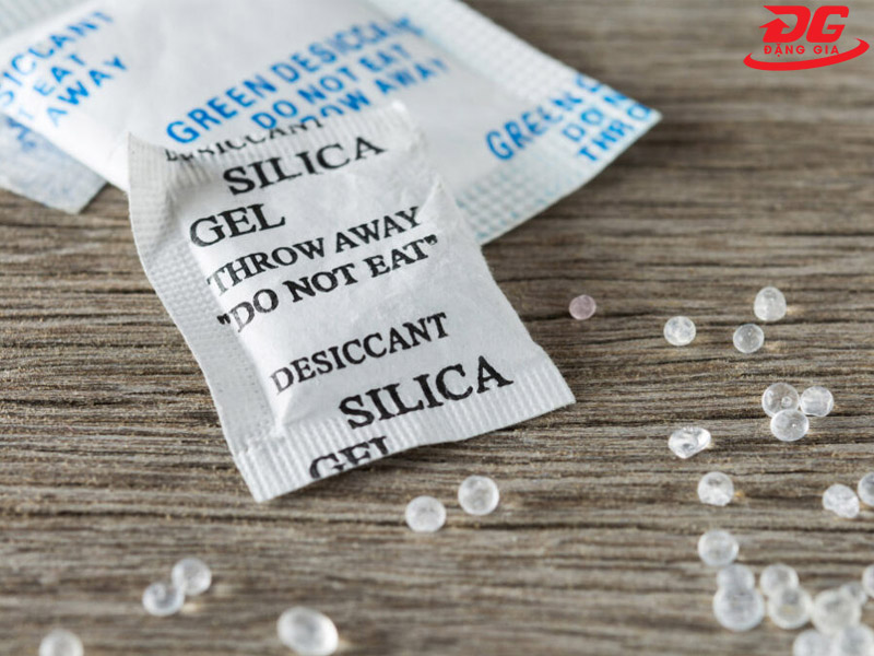 Sử dụng các túi hút ẩm trong tủ đựng sách