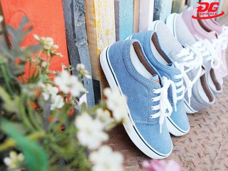Phơi giày sai cách cũng là nguyên nhân khiến giày ố vàng