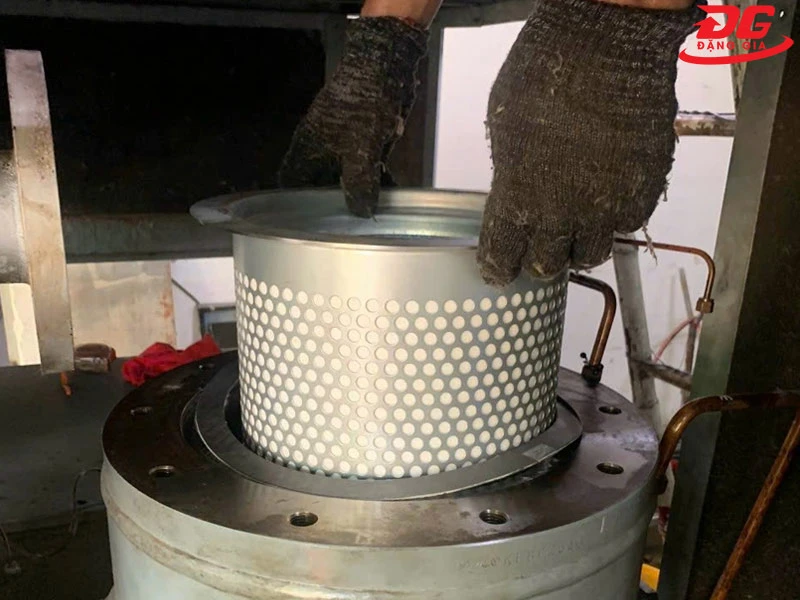 Lọc tách dầu được lắp trong bình chứa dầu