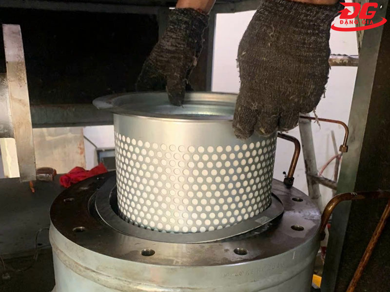 Lọc tách dầu được lắp trong bình chứa dầu