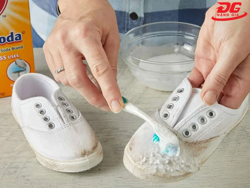 Baking soda kết hợp với giấm và nước nóng trong vệ sinh giày