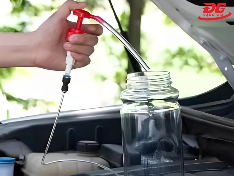 Dụng cụ hút dầu bằng tay dùng sức của tay để điều khiển