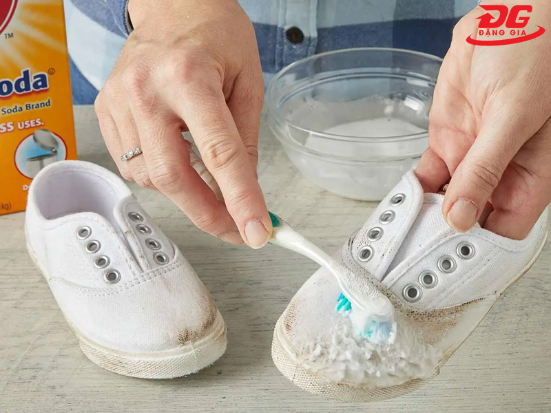 Baking soda kết hợp với giấm và nước nóng trong vệ sinh giày