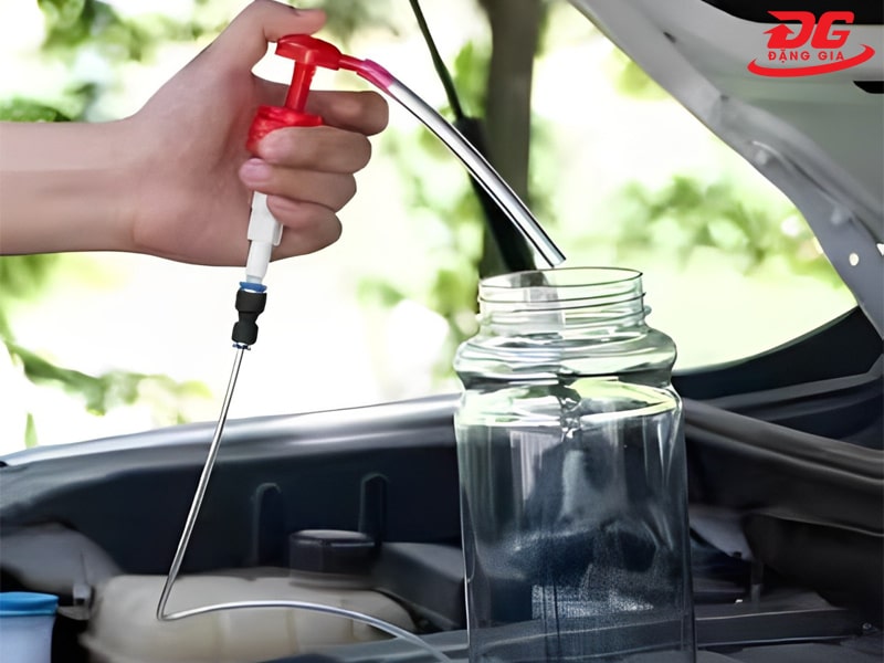 Dụng cụ hút dầu bằng tay dùng sức của tay để điều khiển