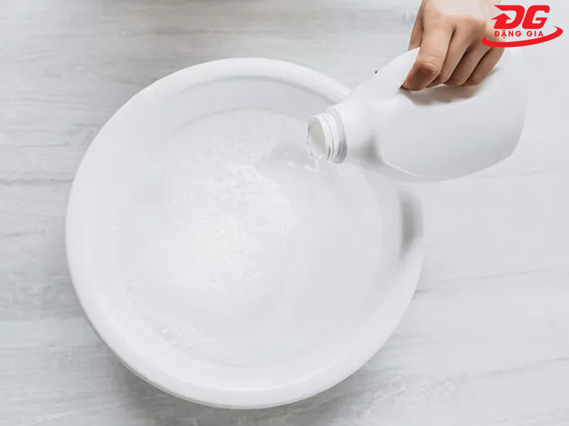 Pha xà phòng với nước tạo dung dịch vệ sinh giày