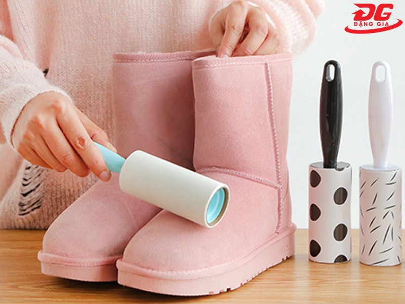 Cây lăn bụi giúp loại bỏ bụi bẩn và các sợi tơ nhỏ bám trên bề mặt giày