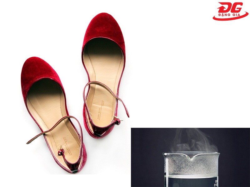 Cách giặt giày vải nhung bị dính dầu mỡ bằng nước ấm vô cùng đơn giản