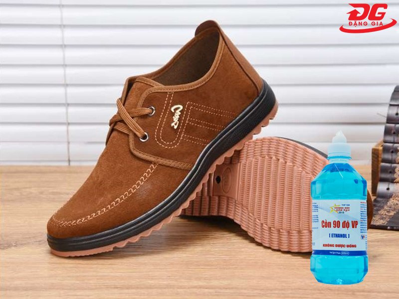 Có thể xử lý vết mực trên giày nhung bằng cồn 90 độ