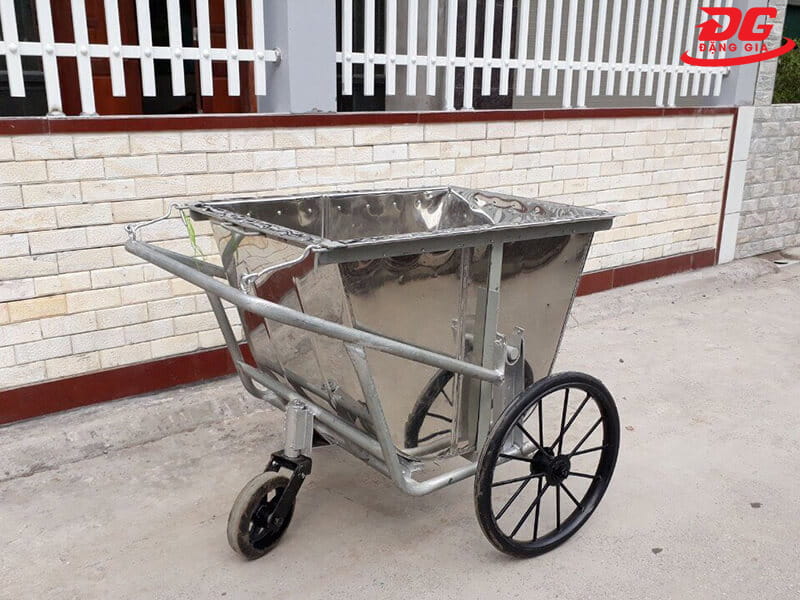 xe gom rác đẩy tay
