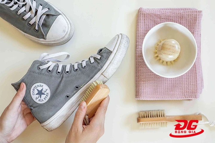 Làm sạch đế giày converse bằng nước cốt chanh