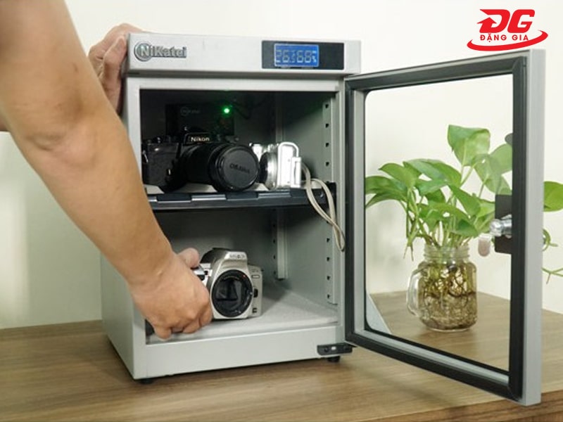 Cất giữ máy trong tủ chống ẩm để bảo quản trong thời gian dài