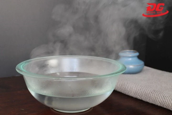 tẩy sơn trên nền gạch bằng nước nóng