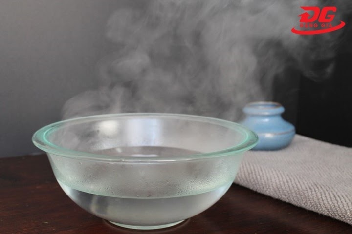 tẩy sơn trên nền gạch bằng nước nóng