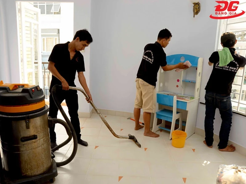 Quy trình dọn dẹp tại Vệ sinh 24h diễn ra nhanh chóng, gọn gàng