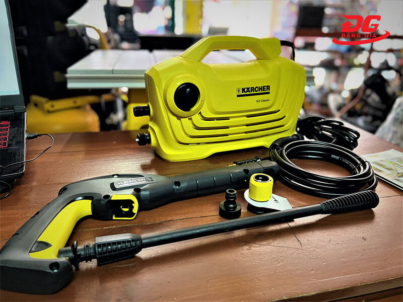 Với áp lực 110 bar, Karcher K2 Classic giúp bạn xóa sạch vết bẩn mà không tốn nhiều công sức