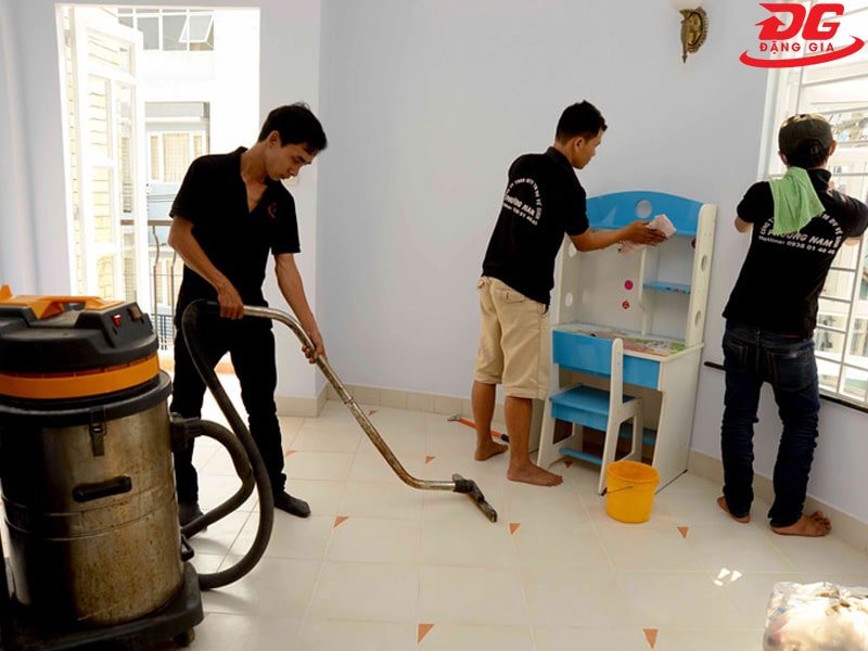 Quy trình dọn dẹp tại Vệ sinh 24h diễn ra nhanh chóng, gọn gàng