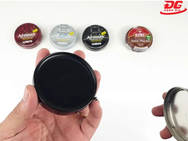 Có nhiều cách để xử lý tình trạng nắp xi đánh giày bị kẹt
