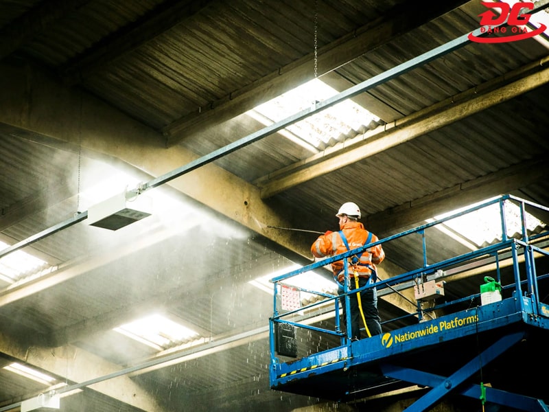 Sử dụng máy phun áp lực cao để vệ sinh trần nhà xưởng