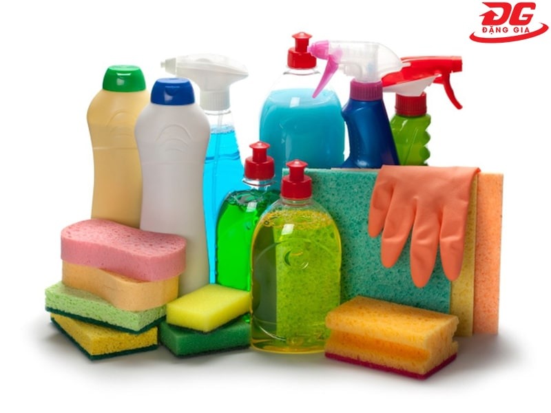Sử dụng các loại hóa chất chuyên dụng để vệ sinh sàn nhà xưởng