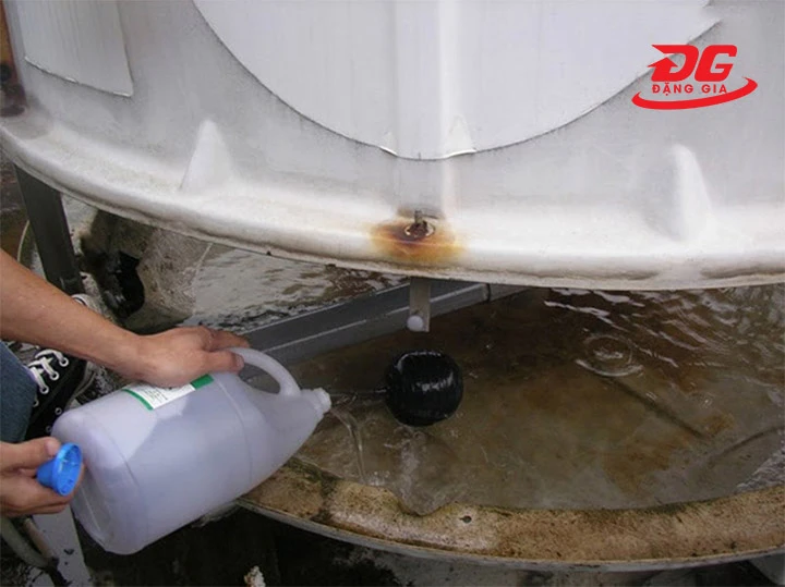 Dùng hóa chất diệt rong rêu trong tháp giải nhiệt nước