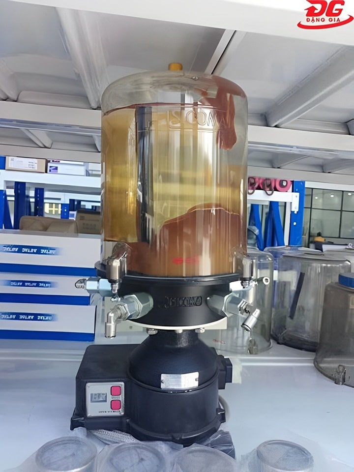 Bơm mỡ vào thùng chứa