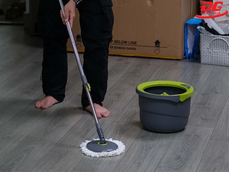 Lau nhà bằng nước nóng có thể giúp diệt khuẩn hiệu quả