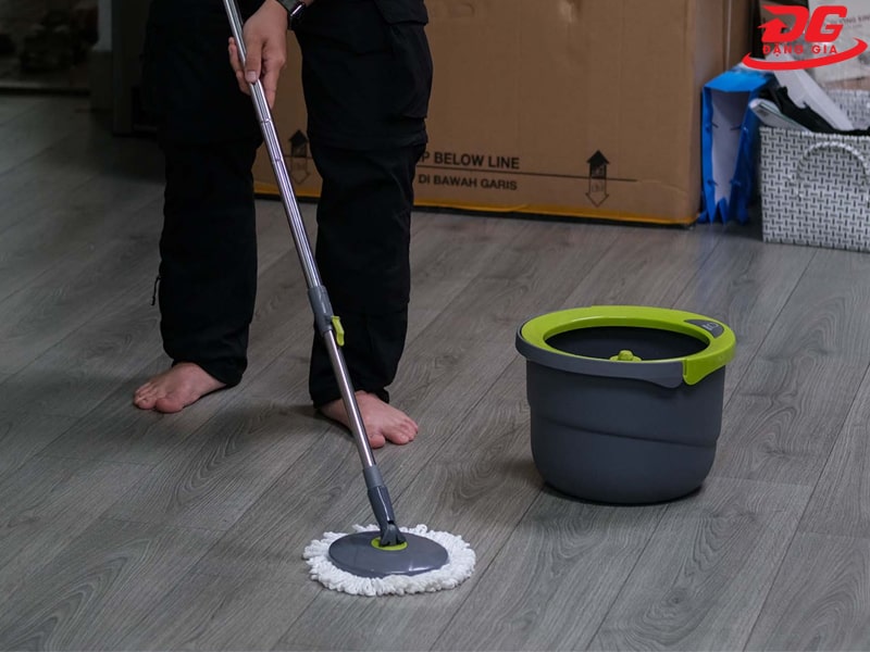 Lau nhà bằng nước nóng có thể giúp diệt khuẩn hiệu quả