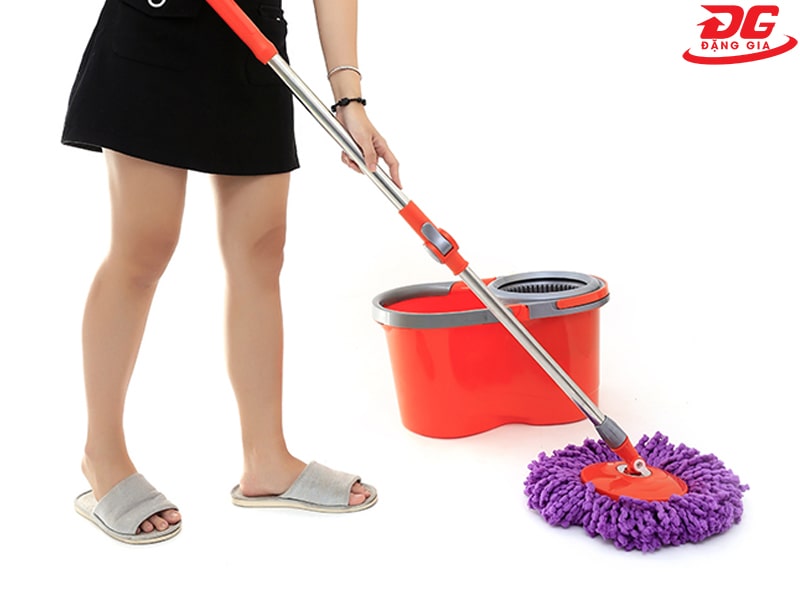 có nên lau nhà bằng nước nóng