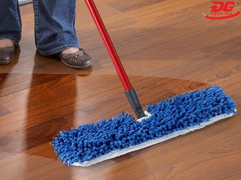 Lau nhà bằng nước nóng trên sàn gỗ sẽ khiến sàn bị hỏng, cong vênh