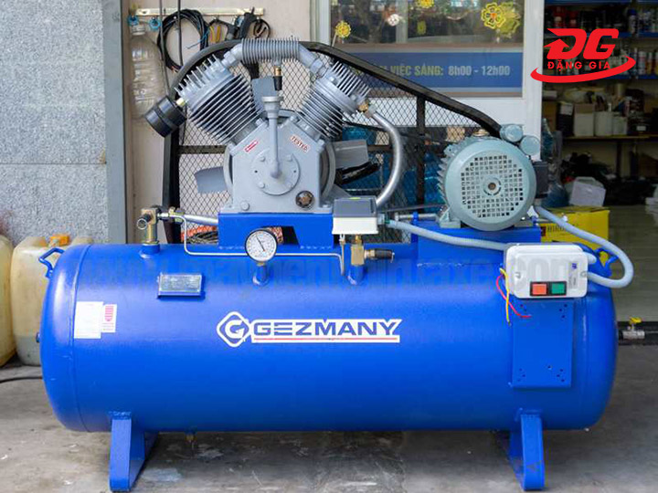  Máy bơm hơi piston 2 cấp chuyên dùng tại các tiệm sửa xe có trang bị cầu nâng ô tô 1 trụ
